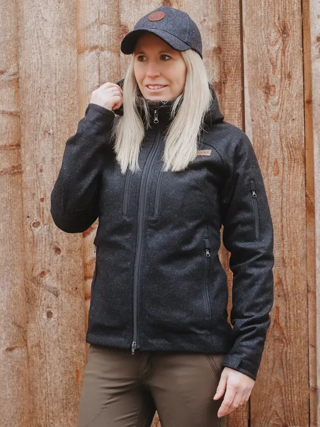 Leka Black - Damen Lodenjacke aus Tuchloden angezogen