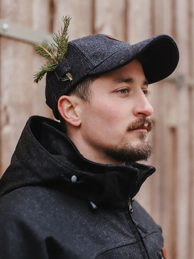 Loden Cap Black getragen